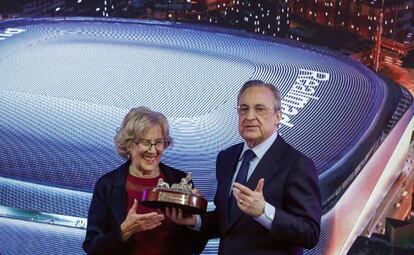 El presidente del Real Madrid, Florentino Pérez, y la alcaldesa de Madrid, Manuela Carmena, el pasado 3 de abril durante la presentación de la reforma del estadio Santiago Bernabéu.