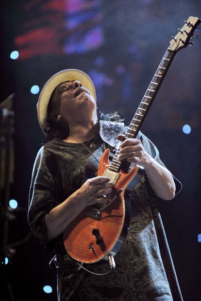 Carlos Santana, durante una actuación la semana pasada en París.