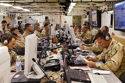 Personal especializado del ejército estadounidense, en un centro de comunicaciones instalado en Qatar en 2003.