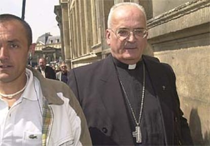 El obispo Pierre Pican al llegar al tribunal de Caen.