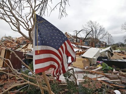 Los restos de una bandera ondean tras el paso del tornado por Garland.