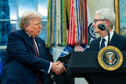 Donald Trump y Tim Cook, este miércoles en la Casa Blanca.