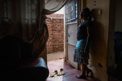 Mariam Kilimani (nombre ficticio) en la casa donde vive refugiada con sus cinco hijos en Kampala.