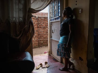 Mariam Kilimani (nombre ficticio) en la casa donde vive refugiada con sus cinco hijos en Kampala.