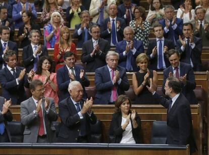 Los diputados del PP aplauden al presidente del Gobierno en funciones, Mariano Rajoy, tras su intervención en la tercera sesión del debate de investidura, hoy en el Congreso de los Diputados.