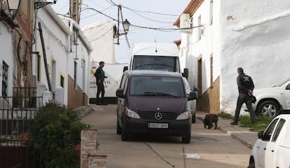 Agentes de la Guardia Civil junto a una vivienda en la calle Córdoba de El Campillo (Huelva), el 18 de diciembre de 2018.