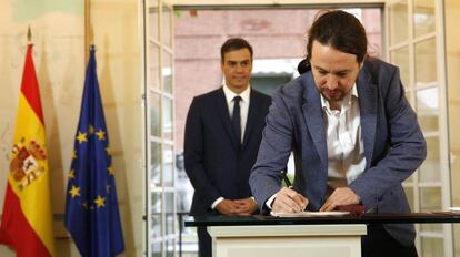 Pedro Sánchez y Pablo Iglesias firman, este jueves, el acuerdo sobre el proyecto de ley de presupuestos para 2019 en La Moncloa.