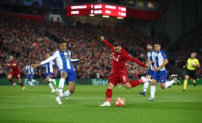 Roberto Firmino dispara ante la oposición de Eder Militao.