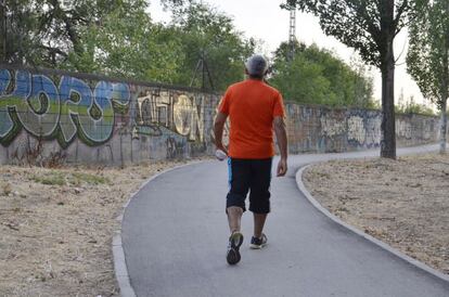 Miguel, 45 años, residente en el barrio de Villaverde Alto, distrito de Villaverde. Miguel sale todas las tardes a caminar al barrio Plata y Castañar. "Antes aguantaba corriendo por lo menos media hora y hacía los tres kilómetros trescientos metros del circuito de bicicleta que hay en la reserva forestal, pero me empezaron a doler las rodillas de repente y ahora prefiero caminar". Dos o tres veces por semana, Miguel hace un recorrido de una hora a paso ligero: "Cuando estoy de buen ánimo llego hasta Leganés". Existen estudios que estiman que una medida individual para favorecer hábitos saludables en toda la ciudad, como la puesta en marcha de un servicio público de alquiler de bicicletas en Barcelona, el conocido como Bicing, puede evitar hasta 12 muertes al año, tanto por los beneficios para la salud como por los que se derivan de la reducción de la contaminación.