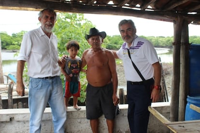 Miguel Guti&eacute;rrez, a la derecha, en su visita a la favela.