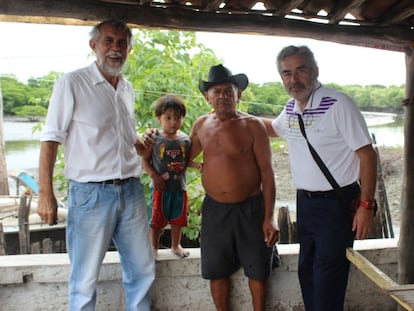 Miguel Gutiérrez, a la derecha, en su visita a la favela.