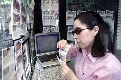 Isabel Viruet, en su kiosko malagueño.