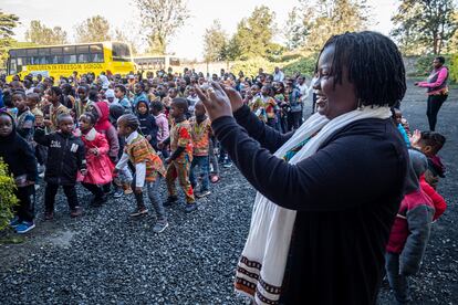 Utheri Kanayo, cofundadora y directora de la escuela primaria Niños en Libertad, con sus alumnos, en Etiopía.