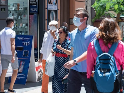 Un hombre con mascarilla en el centro urbano de Santa Cruz de Tenerife el 26 de junio de 2021