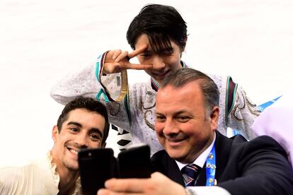 El ganador Yuzuru Hanyu (centro) se fotografía con el entrenador japonés Ghislain Briand (derecha) y el español Javier Fernández depués de la prueba.