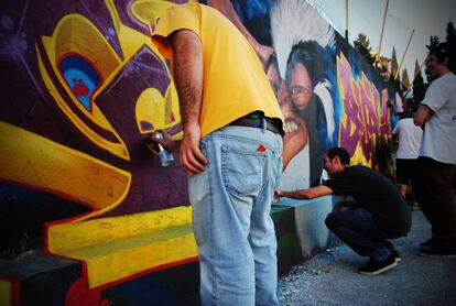 Taller de grafiti del colectivo Unlogic en la sede de la asociación El Mazo.