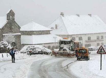 Una quitanieves limpia una carretera en Roncesvalles (Navarra).