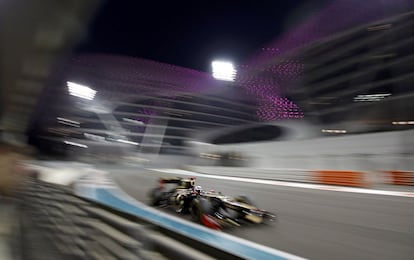 Kimi Raikkonen, durante la carrera en el circuito de Yas Marina.