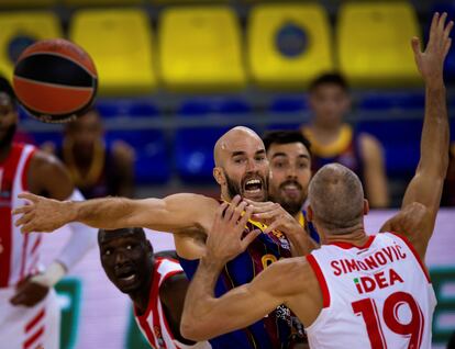 Calathes da un pase en presencia de Simonovic.