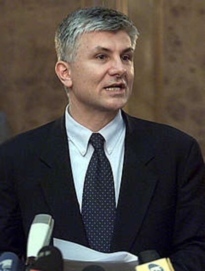 Zoran Djindjic anuncia la extradición de Milosevic al TPIY  en una imagen de archivo.