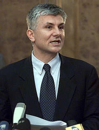 Zoran Djindjic anuncia la extradición de Milosevic al TPIY en una imagen de archivo.