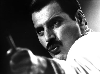 Freddie Mercury, durante la actuación del grupo Queen en Madrid en 1986.