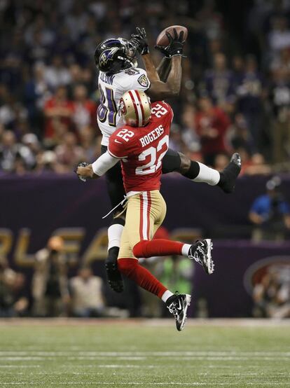 Anquan Boldin (81) recoge el balón para los Baltimore Ravens ante Carlos Rogers (22) minutos antes del término del partido.