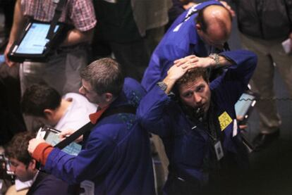 Operadores del mercado del crudo, ayer en la Bolsa de Nueva York.
