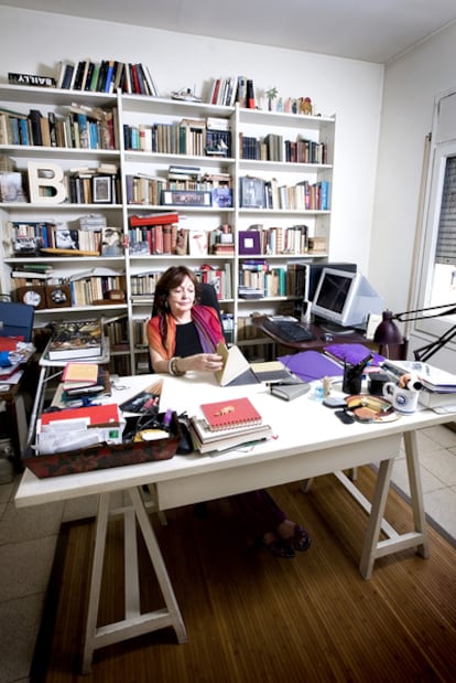 La escritora Cristina Fernández Cubas retratada en su casa de Barcelona en 2019.