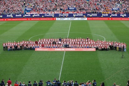 Las leyendas del Atlético posan antes del encuentro.