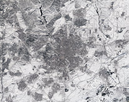 Las edificaciones de Madrid entre la nieve, en una imagen capturada por el satélite Sentinel-2, el 11 de enero de 2021, bajo la nevada más intensa en 50 años