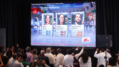 Una pantalla informa el avance de resultados, durante la jornada electoral del 02 de junio de 2024.