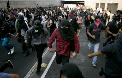 Manifestantes enmascarados durante la protesta del 2 de octubre en M&eacute;xico DF.