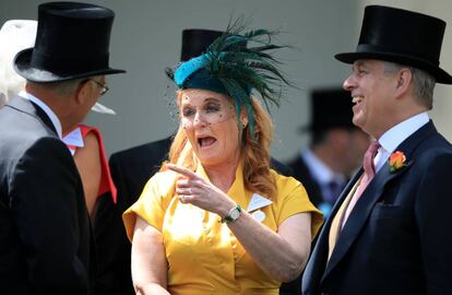 El príncipe Andrés y su exesposa Sarah Ferguson, en las carreras de Ascot del año pasado.