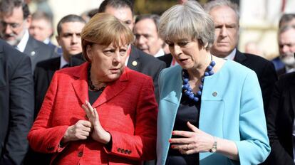 Merkel charla con la primera ministra brit&aacute;nica, Theresa May, en la cumbre de Malta.