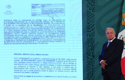Andrés Manuel López Obrador muestra un contrato de Pegasus del Gobierno de Peña Nieto, en 2021.