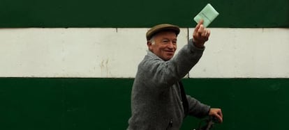 Antonio Toscano, de 71 anys, posa per a una foto davant d'una paret amb els colors de la bandera andalusa abans d'emetre el seu vot en un col·legi electoral de Cuevas del Becerro, Màlaga.