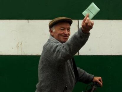Antonio Toscano, de 71 anys, posa per a una foto davant d'una paret amb els colors de la bandera andalusa abans d'emetre el seu vot en un col·legi electoral de Cuevas del Becerro, Màlaga.