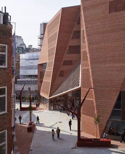 Los arquitectos irlandeses Sheila O'Donnell, John Tuomey y Willlie Carey son los autores de este edificio para laLondon School of Econimics, que alberga, bajo un mismo techo, diversos servicios para los estudiantes.