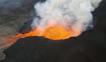 Vista del volcán hawaiano Kilauea mientras expulsa lava a alturas de 50 m.