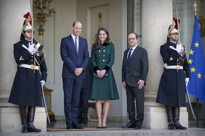 El príncipe y la duquesa, con François Hollande en el Palacio del Eliseo.