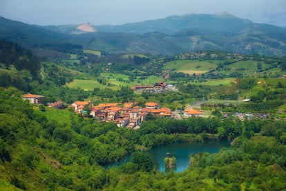 En el cercano valle de Trpaga, merece una visita el antiguo poblado minero de La Arboleda.