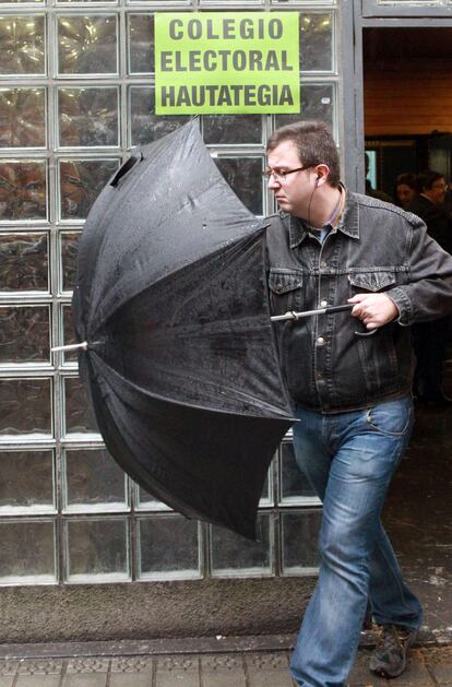 En la comunidad gallega los cielos están nubosos, de momento sin lluvias, mientras en Euskadi la mañana sí está lluviosa. En la fotografía, un hombre sale de un colegio electoral en Bilbao.