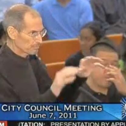 El patrón de Apple, Steve Jobs, explica en el ayuntamiento de Cupertino cómo será la nueva central de la empresa.