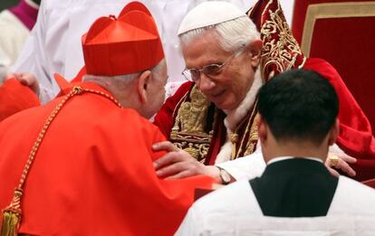 Benedicto XVI saluda al nuevo cardenal Francesco Coccopalmerio, el pasado s&aacute;bado en el Vaticano.