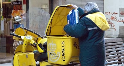 Un cartero de Lugo con la moto que usa para el reparto, en una imagen de archivo.