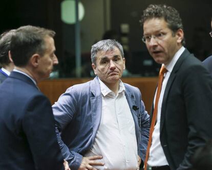 El ministro griego de Finanzas, Eucledis Tsakalotos, conversa con el presidente del Eurogrupo, Jeroen Dijsselbloem.