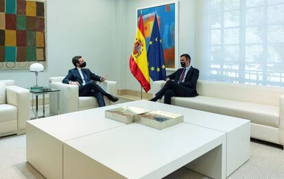 El president del Govern, Pedro Sánchez, i el líder del PP, Pablo Casado, en una reunió a la Moncloa al setembre, al fons a l'esquerra l'obra de Teresa Lancet.