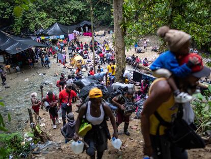 Migrantes haitianos cruzan la peligrosa selva del Darién, en la frontera entre Colombia y Panamá, el 19 de octubre.