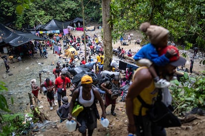 Migrantes venezolanos en la selva Darién